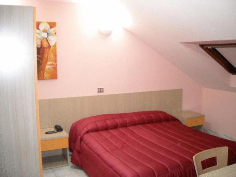 Hotel New Baby กาแซร์ตา ภายนอก รูปภาพ